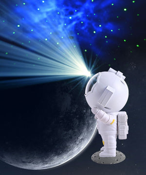Proiettore astronauta che proietta una galassia blu e la luna